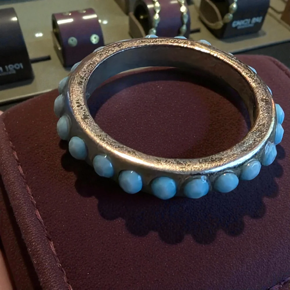 Silver Tone Hammered Band Ring Blue Faceted Stones Size 7